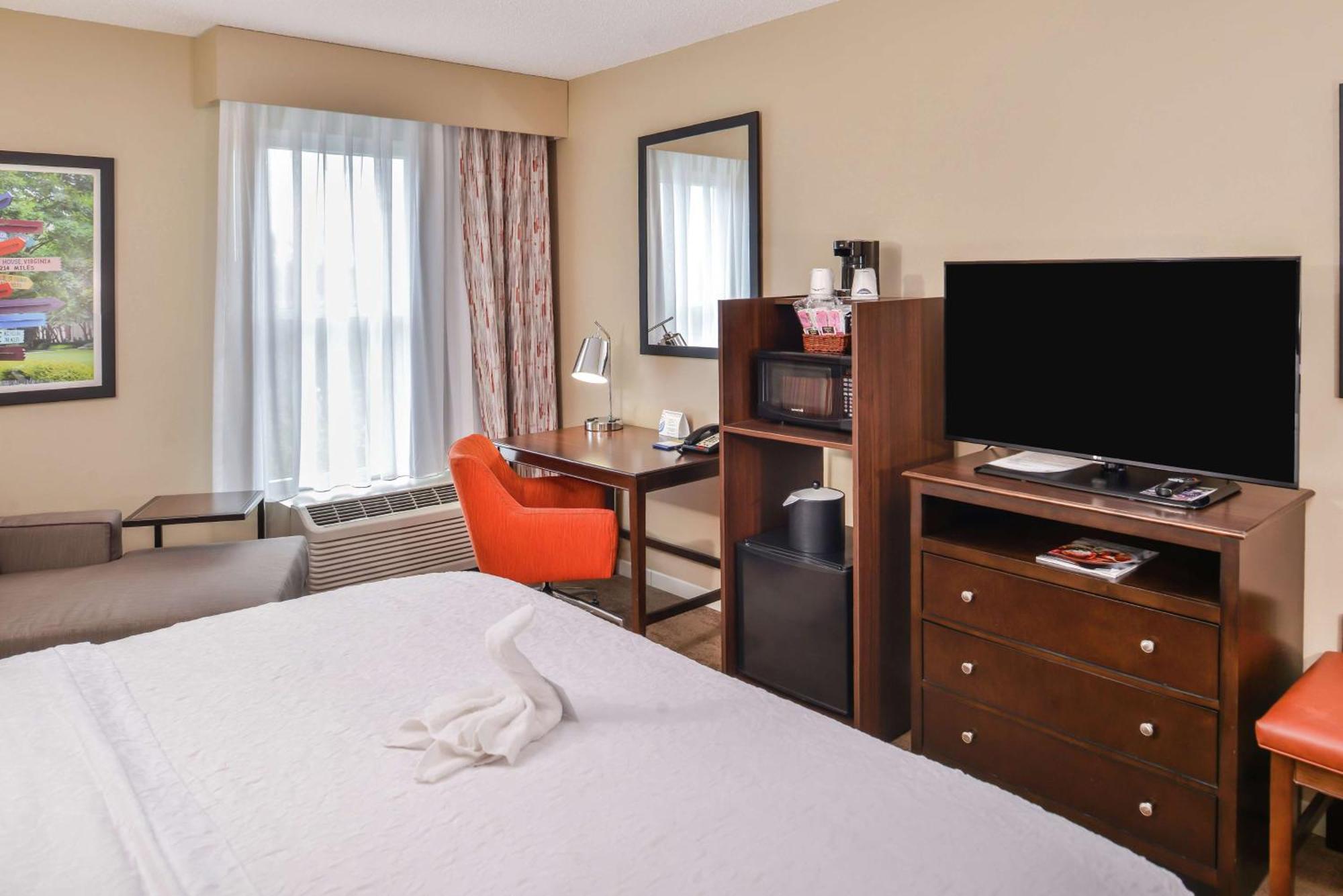 Hampton Inn & Suites Charlotte Arrowood Rd Eksteriør billede